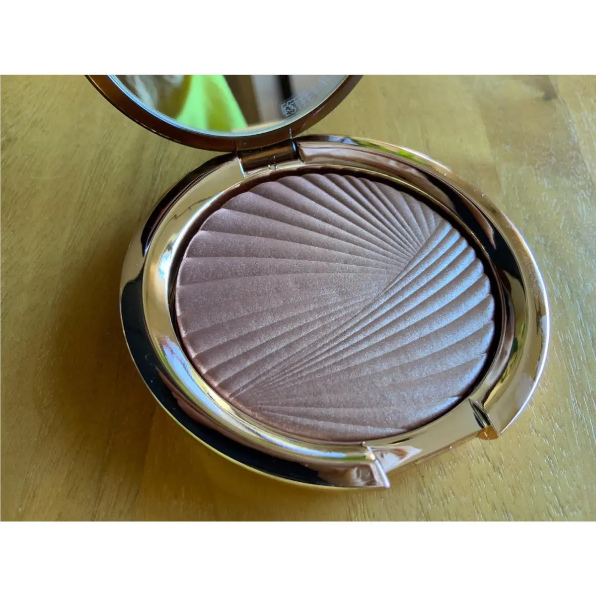 Estee Lauder Bronze Goddess Highlighting Powder Gelee Shade 01 Heat Wave by Estée Lauder