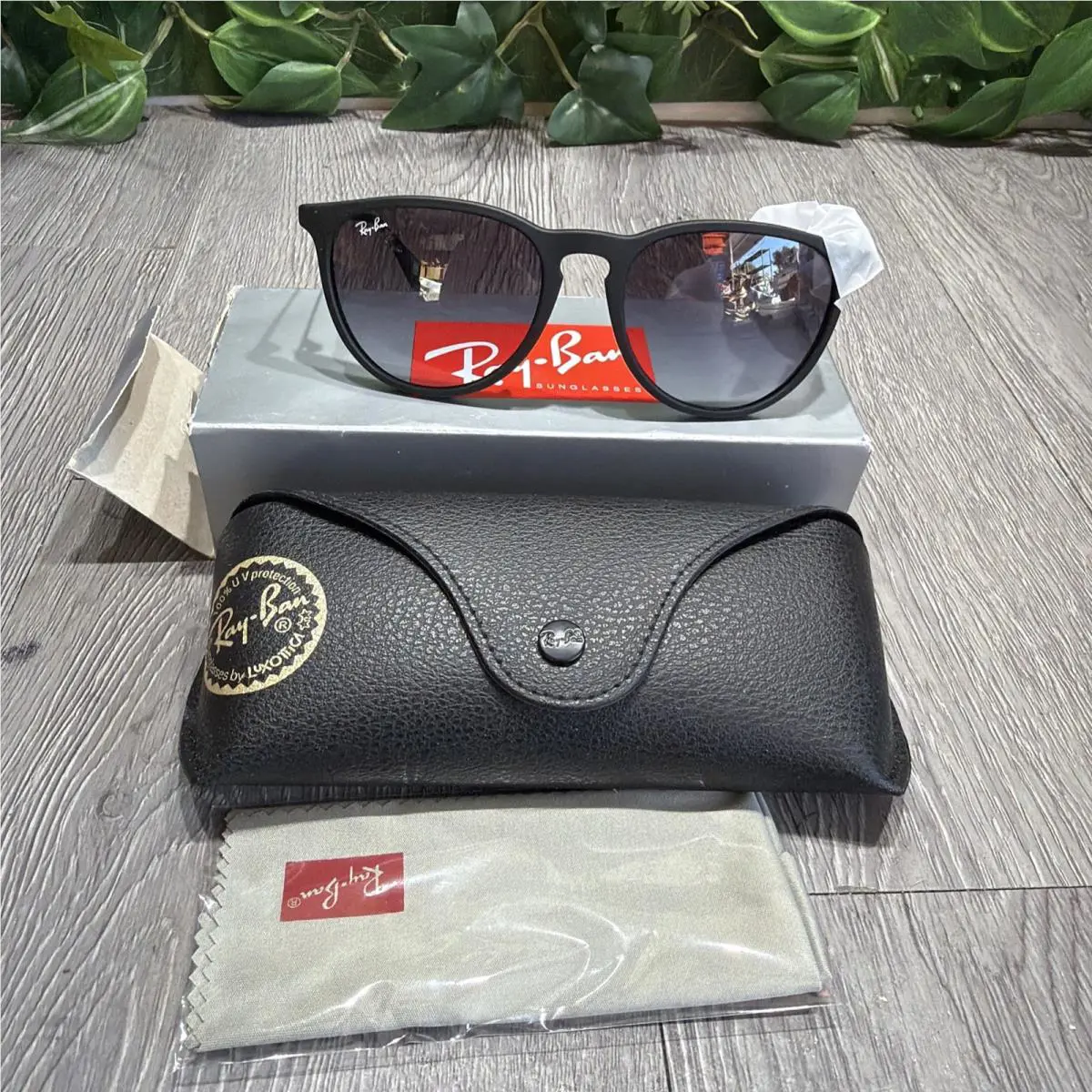 Ray-ban RB 4171 Erika 622/8G Black W/ Gray Sunglasses W/case 54-18