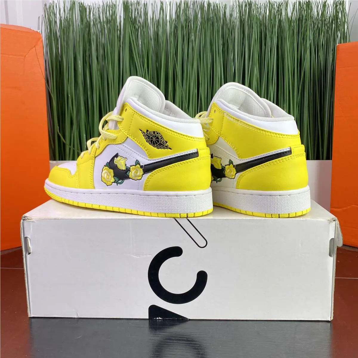 Nike shoes - Air Jordan 1 Mid - Air Mid - Yellow (UPC: 193154386967) 4