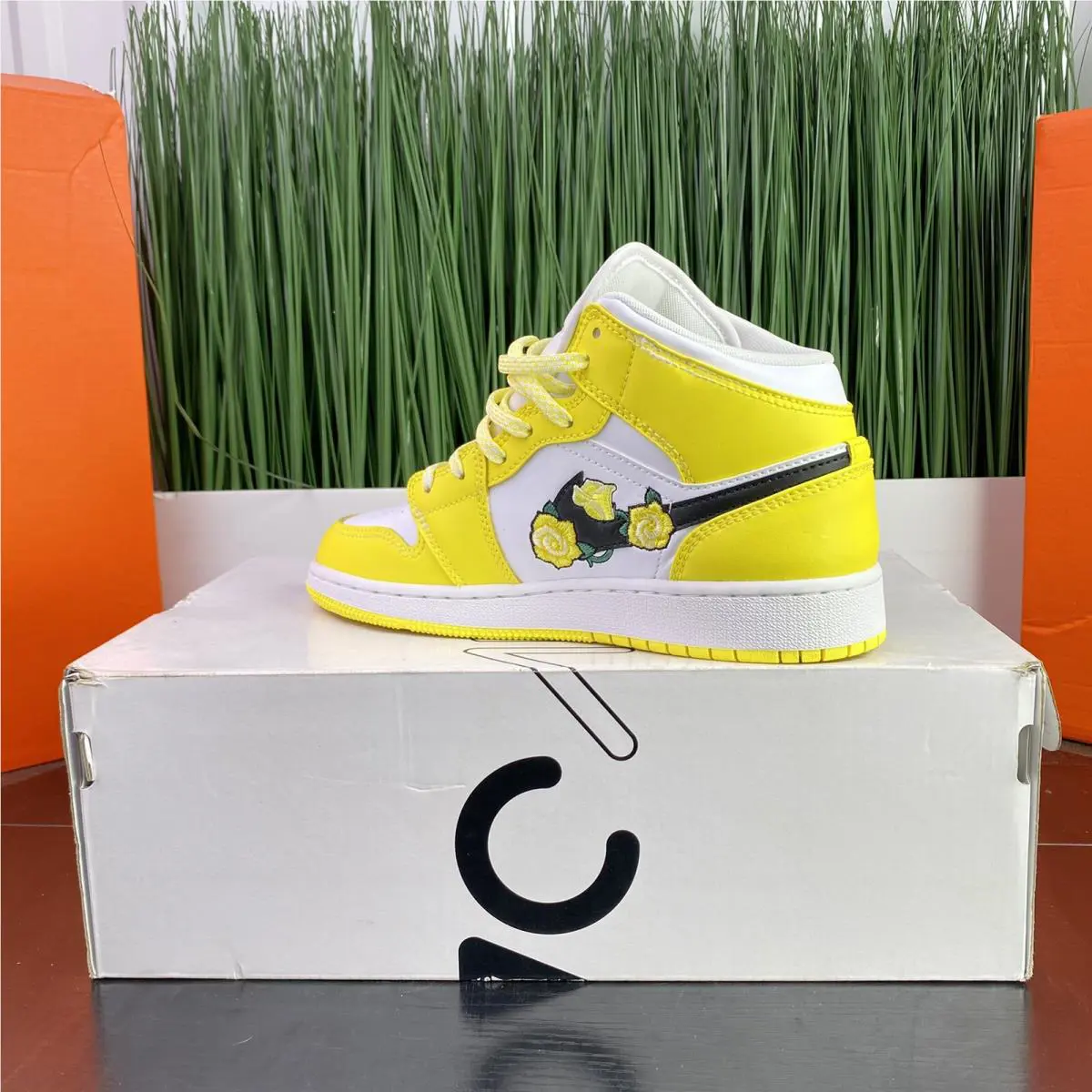 Nike shoes - Air Jordan 1 Mid - Air Mid - Yellow (UPC: 193154386967) 5
