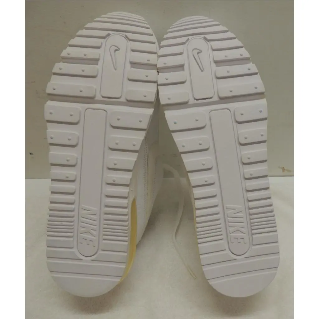 Nike shoes - White 4