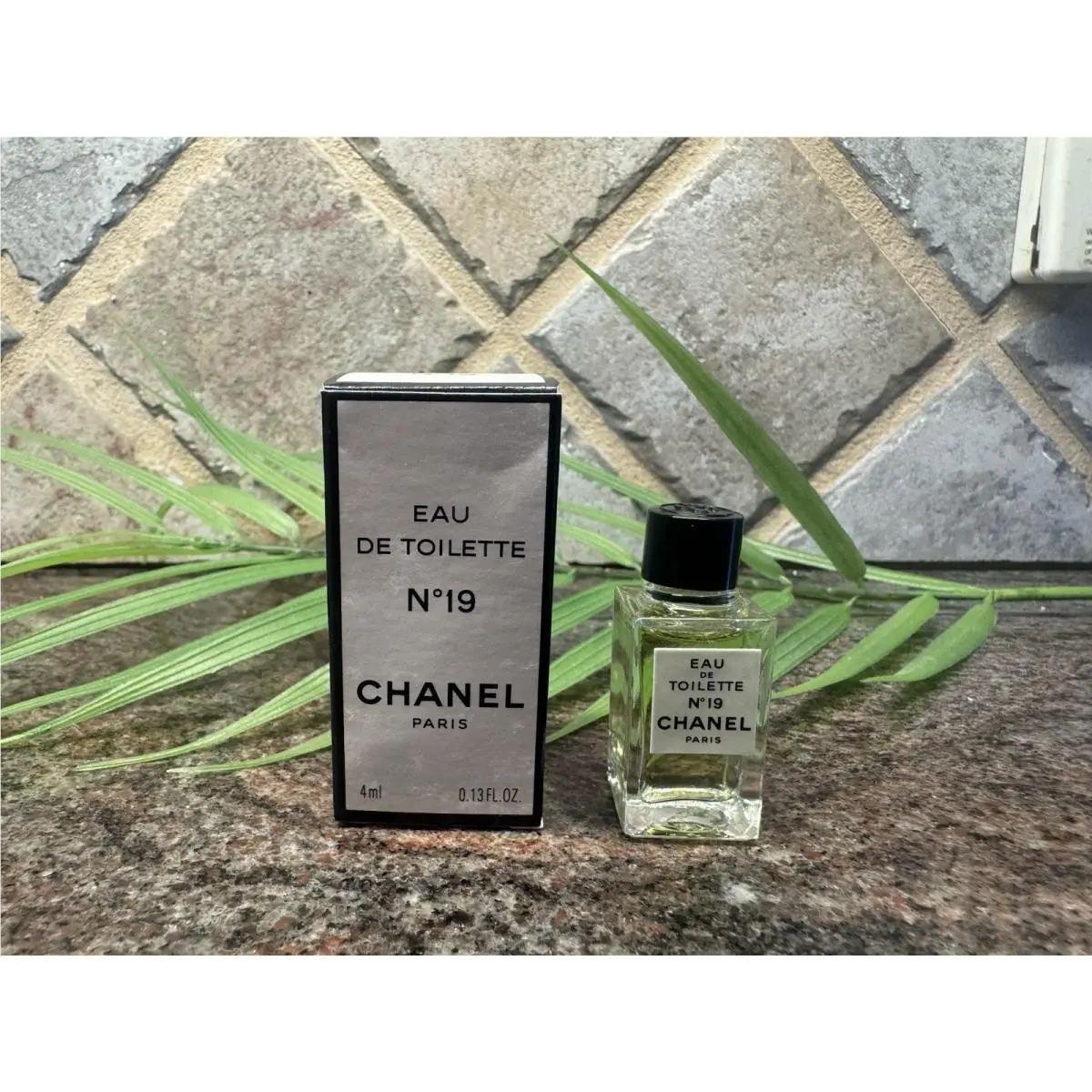 Vintage Chanel No 19 Paris Eau De Toilette 4 ml - 0.13 oz