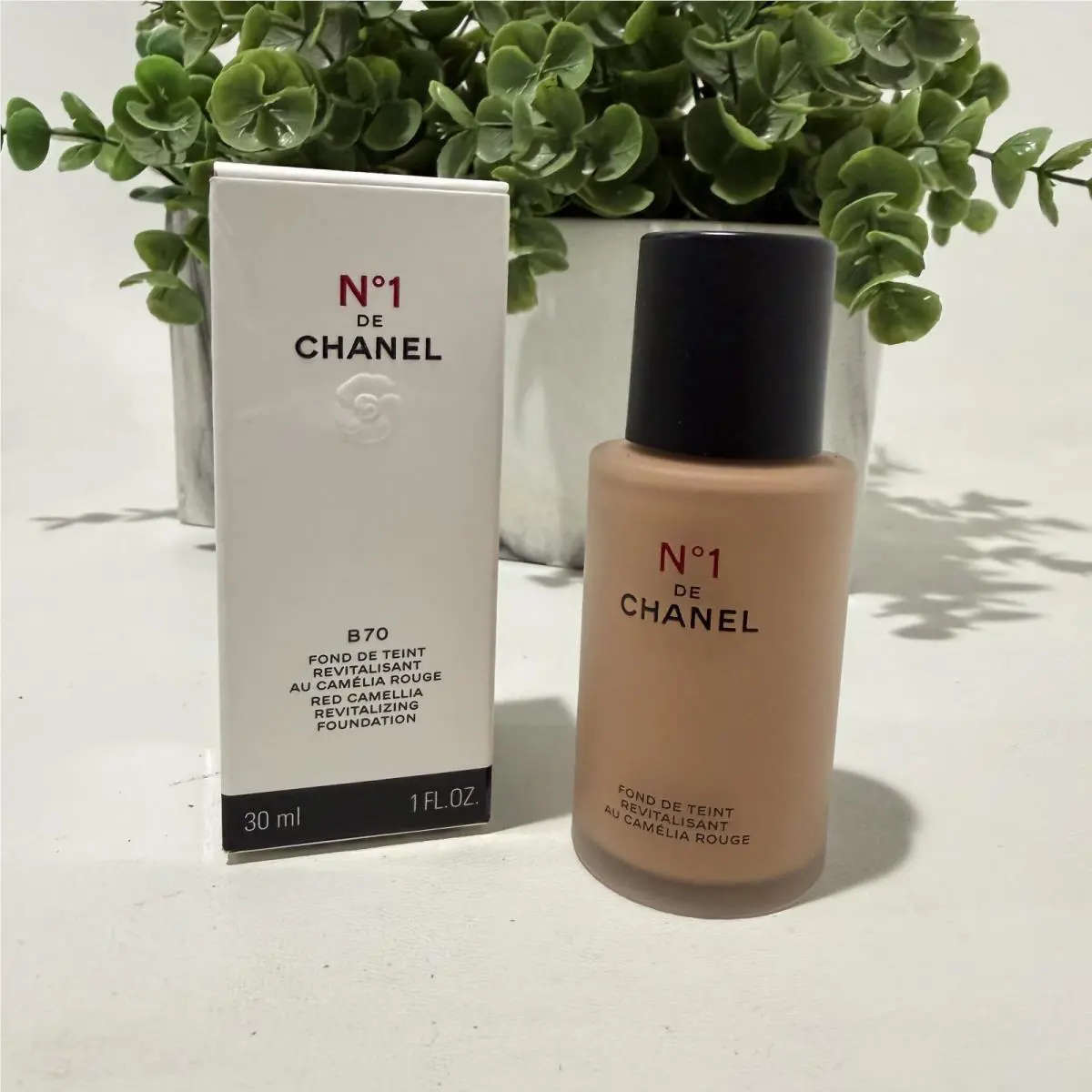 N°1 De Chanel Red Camellia Revitalizing Foundation - B70 - 30ml/1FL.OZ