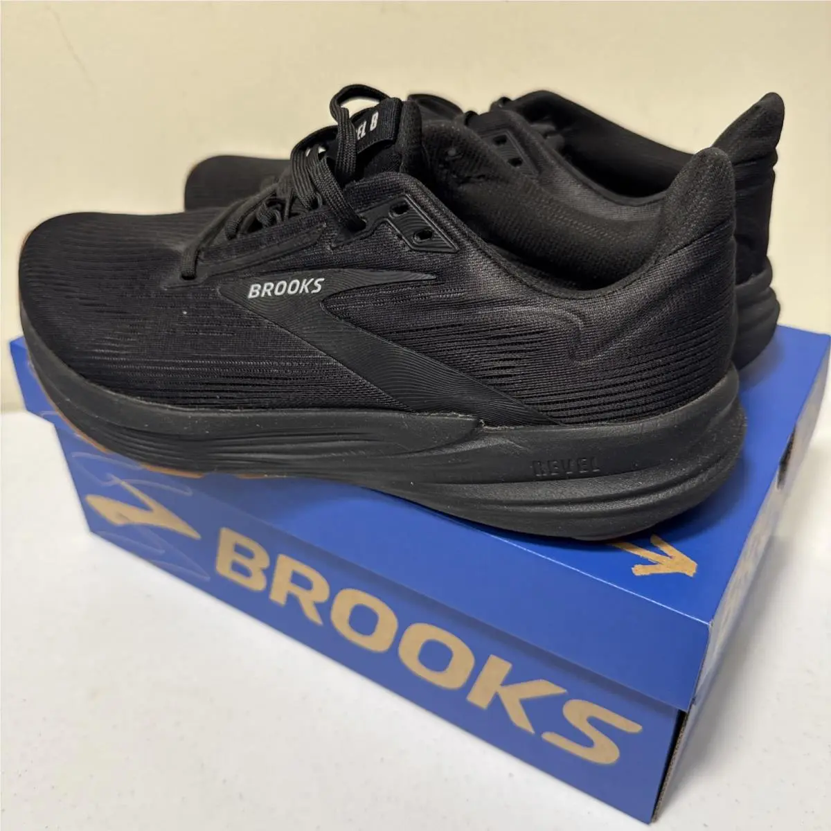 Brooks shoes - Brooks Revel 8 - Revel - 1204561B072 - Black 2
