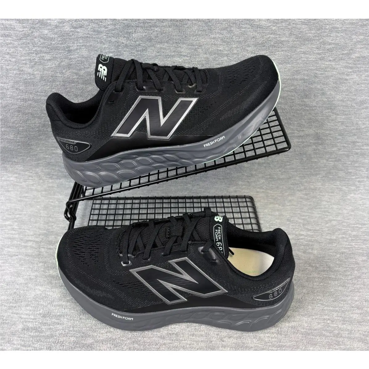 New Balance Fresh Foam 680v8 Sneakers Mens 7 Medium Black Waterproof Outdoors