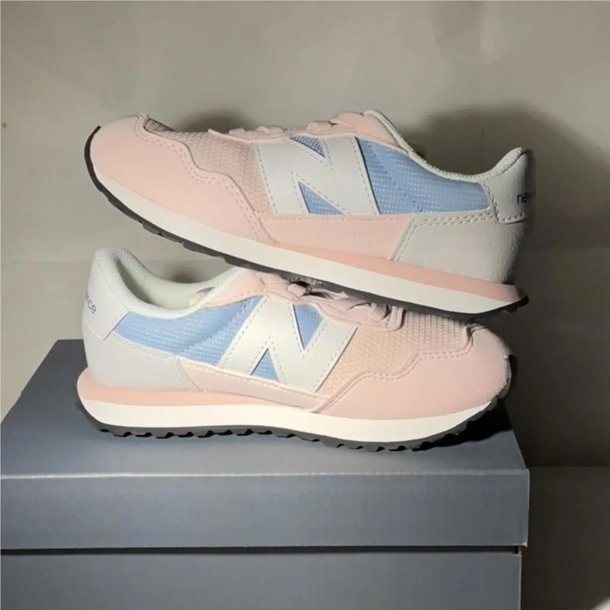 New Balance shoes - NA - Blue (UPC: 196941085333) 0