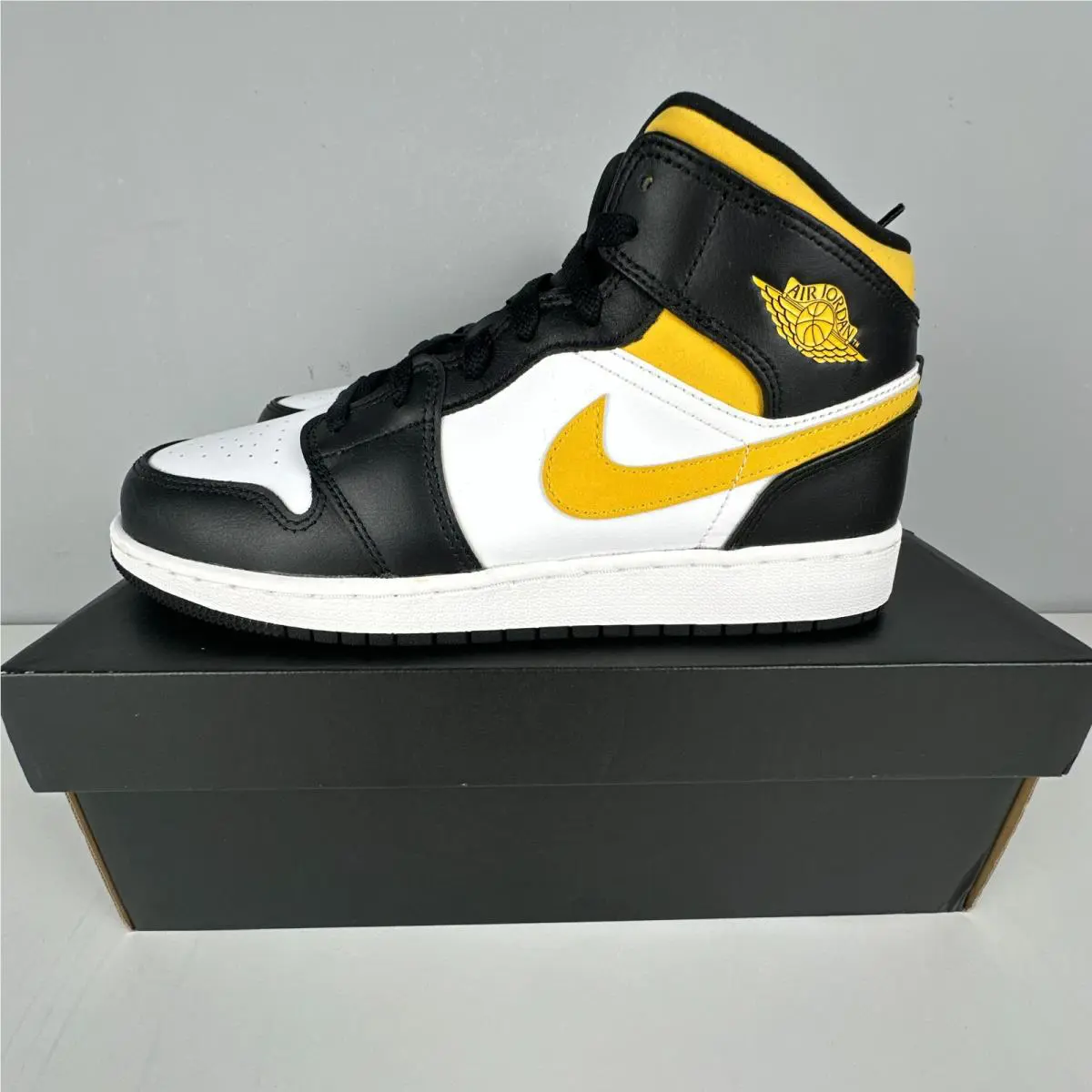 Nike shoes - Air Jordan 1 Mid - Air Mid - White 1