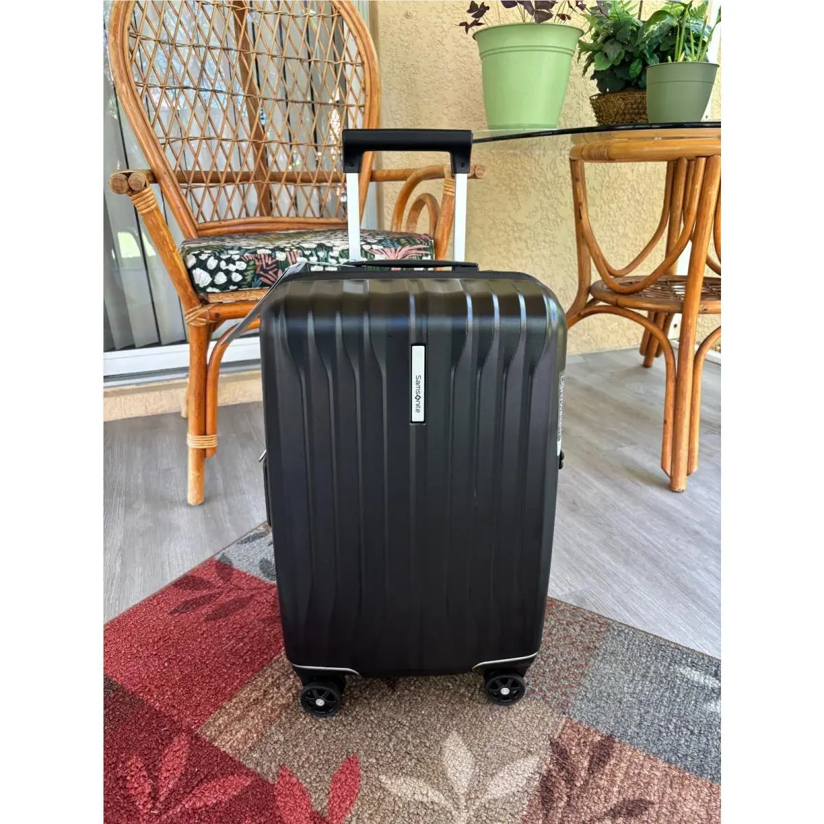 Samsonite Uplift HS 22 Carry-on Spinner Color: Black