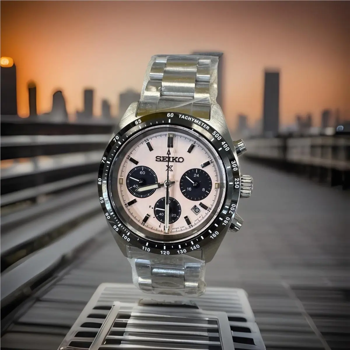 Seiko Prospex Solar Chronograph Men`s 39mm Pink Dial Watch SSC963 Made In Japan