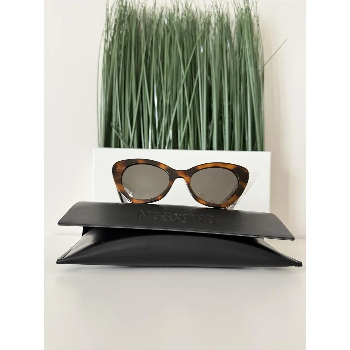 Moschino Cat Eye Sunglasses Tortoiseshell Brown Gold Logo Italy w/ Case