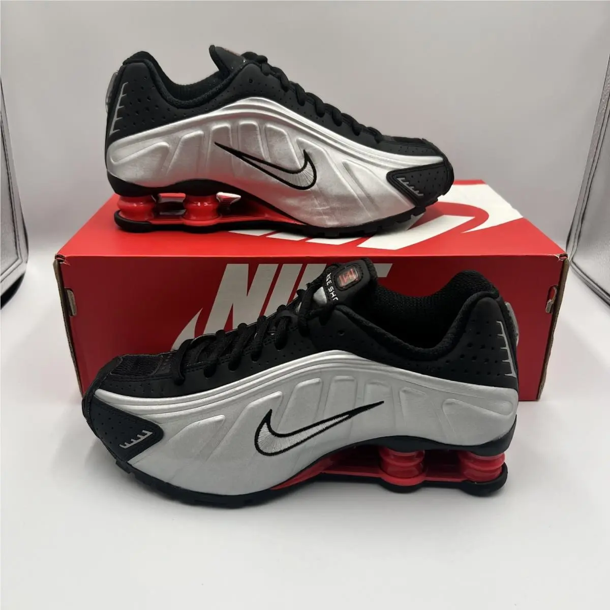 Nike Men`s Shox R4 Black/metallic Silver Size M 7 W 8.5 AR3565-011