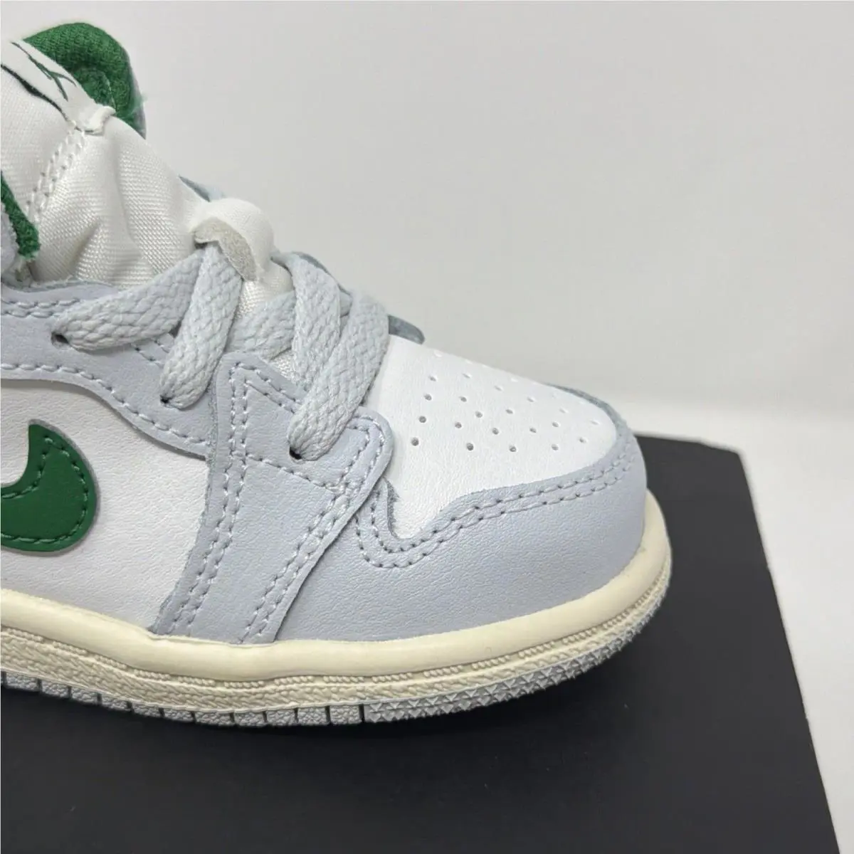 Nike shoes - Jordan 1 - DQ8425 142 - White 1