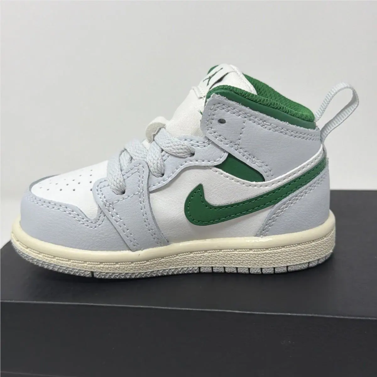 Nike shoes - Jordan 1 - DQ8425 142 - White 3