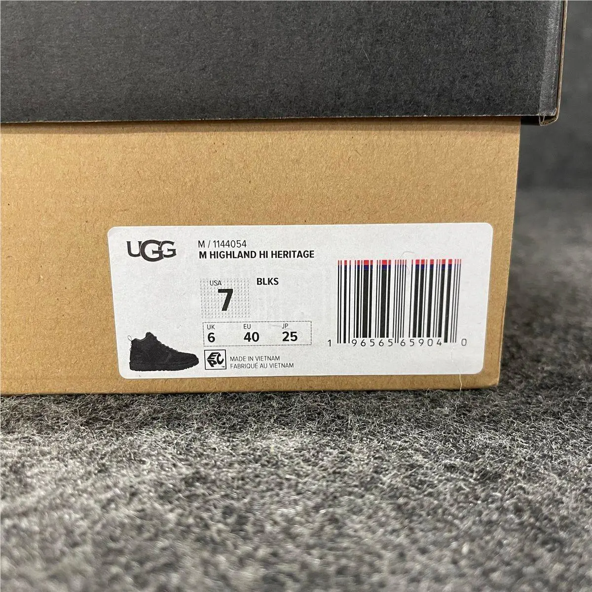 UGG shoes - VS187426 - vs-187426 - Black (UPC: 196565659040) 4