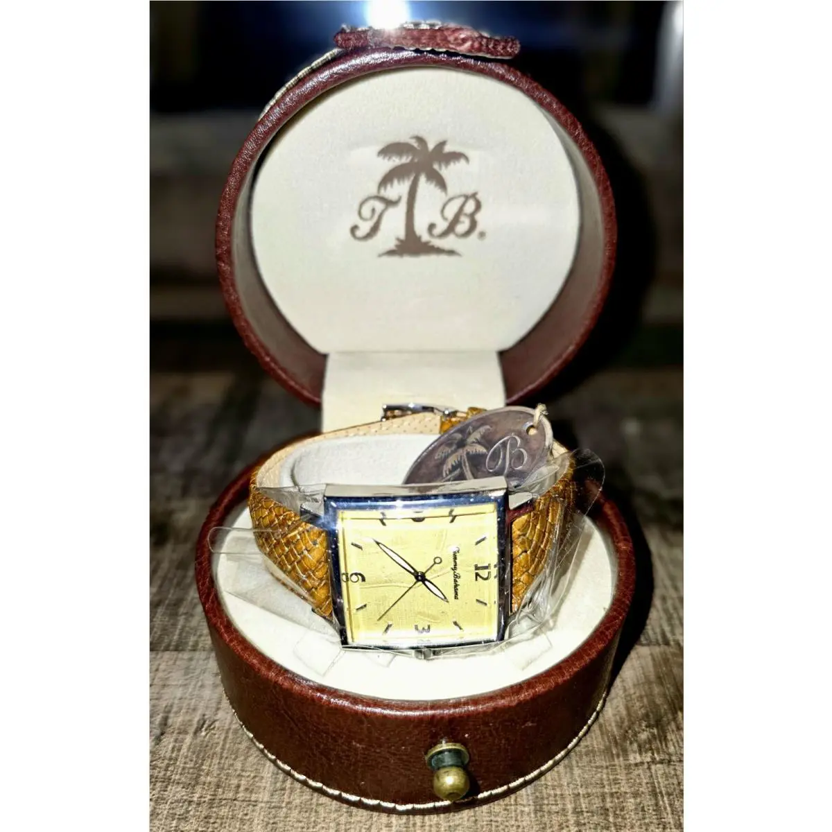 Vintage Tommy Bahama TB1000 Men`s Pineapple Dial Leather Watch