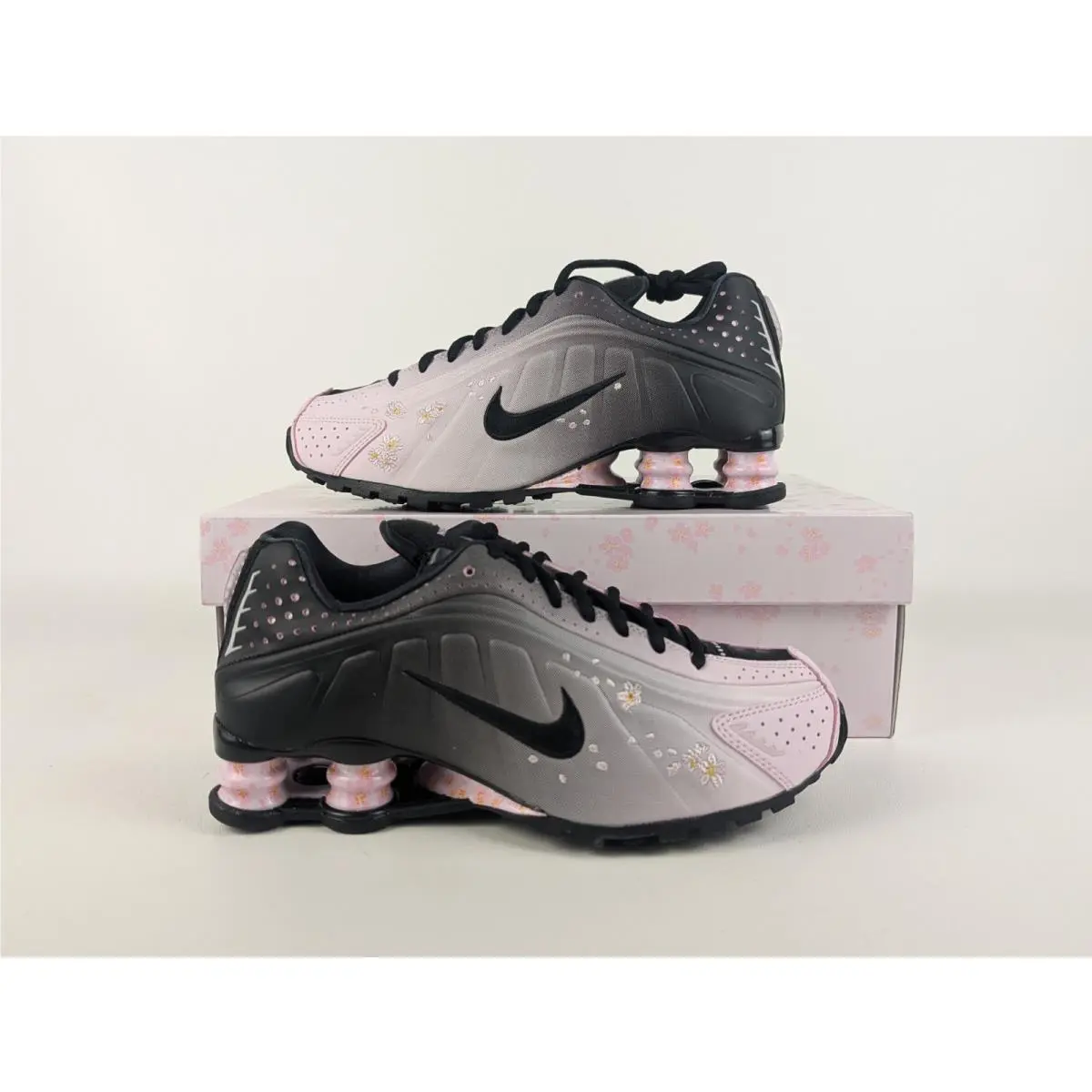 Nike Shox R4 Sakura Regal Pink Flowers Black IB8872-600 Women`s Size 6.5