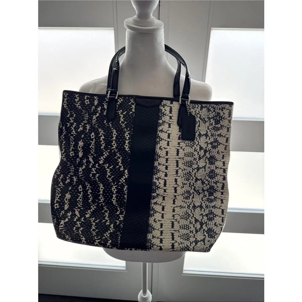 Beautiful Coach Black Cream Snakeskin Exotic Mix Print Tote F31023