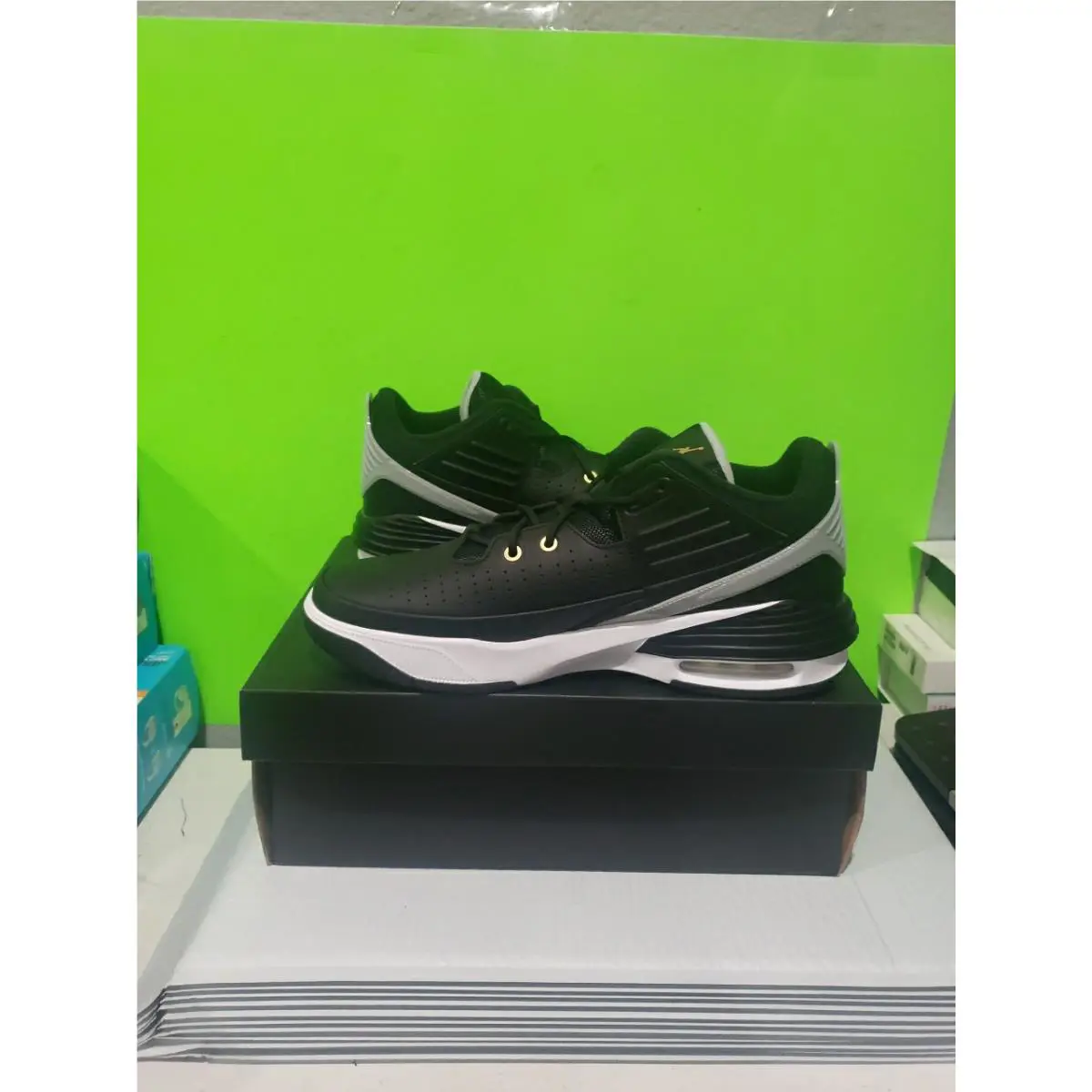 Nike shoes - Jordan Max Aura 5 - Max Aura - Black/Metallic Gold/White (UPC: 196969269098) 3