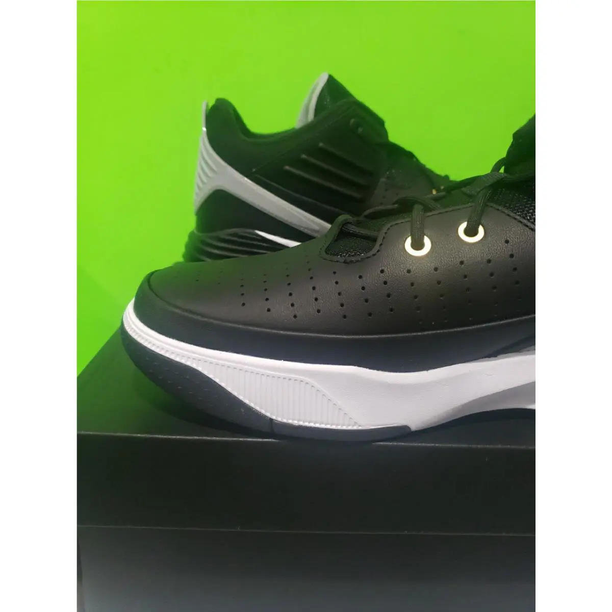 Nike shoes - Jordan Max Aura 5 - Max Aura - Black/Metallic Gold/White (UPC: 196969269098) 4