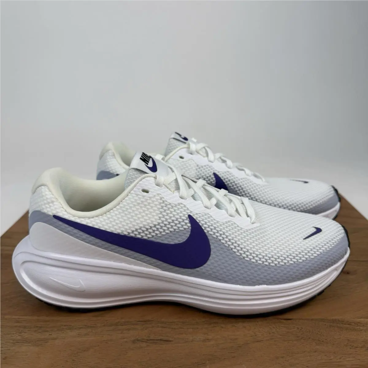 Womens Nike Revolution 8 White Atheltic Running Sneakers Shoes Size 9 W