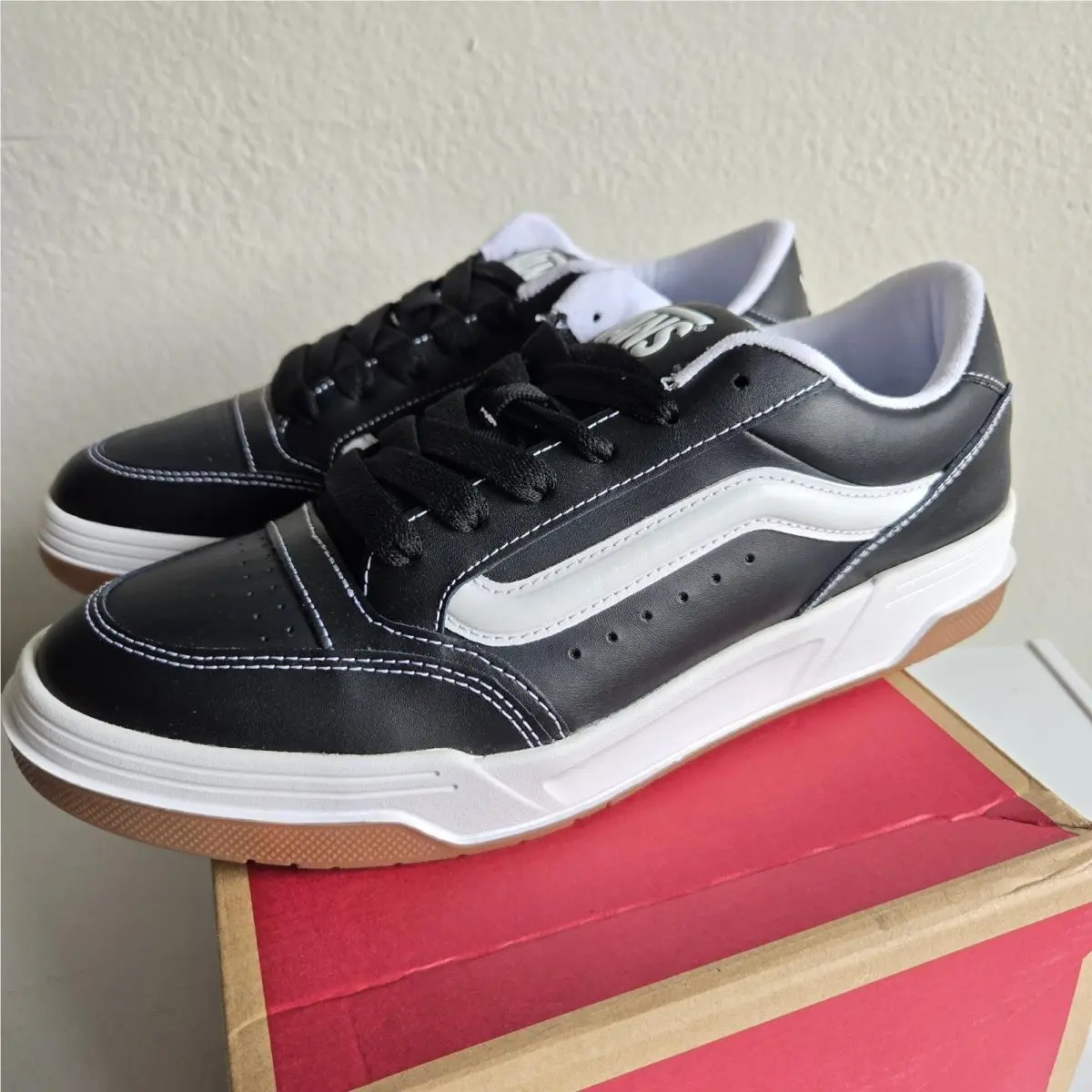 Vans Hylane Mens Low Top Skate Shoes Black White Gum Size 11.5 Fat Tongue