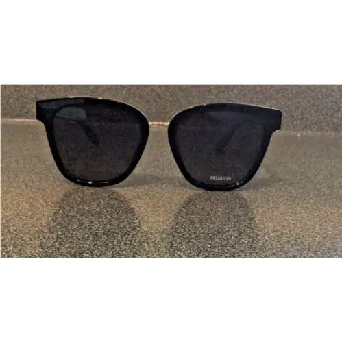 Quay “act Natural” Polarized Women’s Sunglasses Black/smoke Lens UV Protect