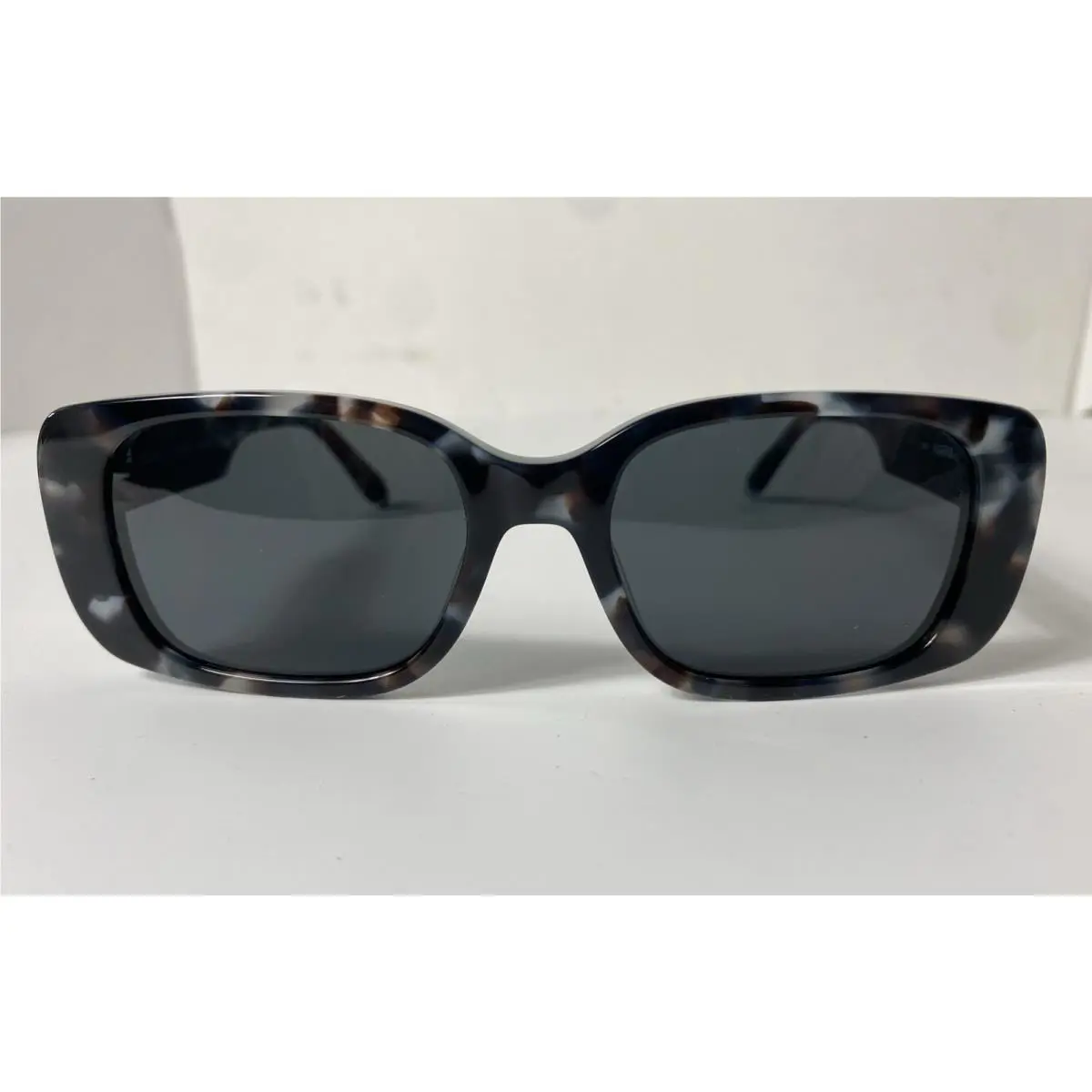 Quay Australia Sunglasses Karma Storm Tort Frame / Smoke Lens Unisex Rectangle