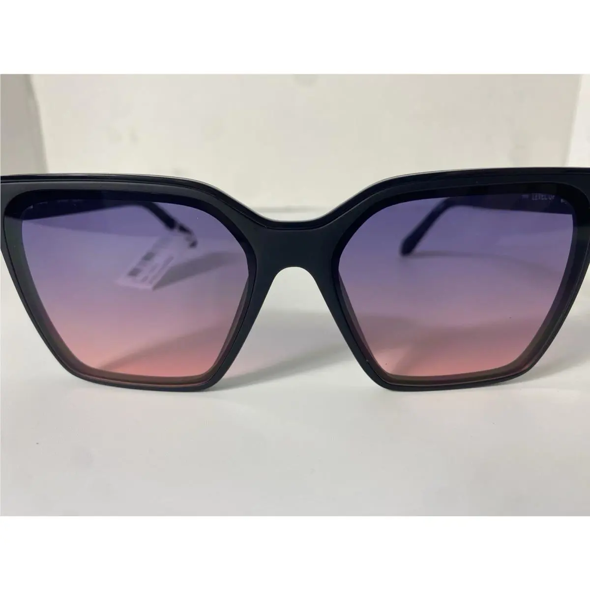 Quay Australia Level UP Sunglasses Black / Dusk Pink Gradient Lens 77701