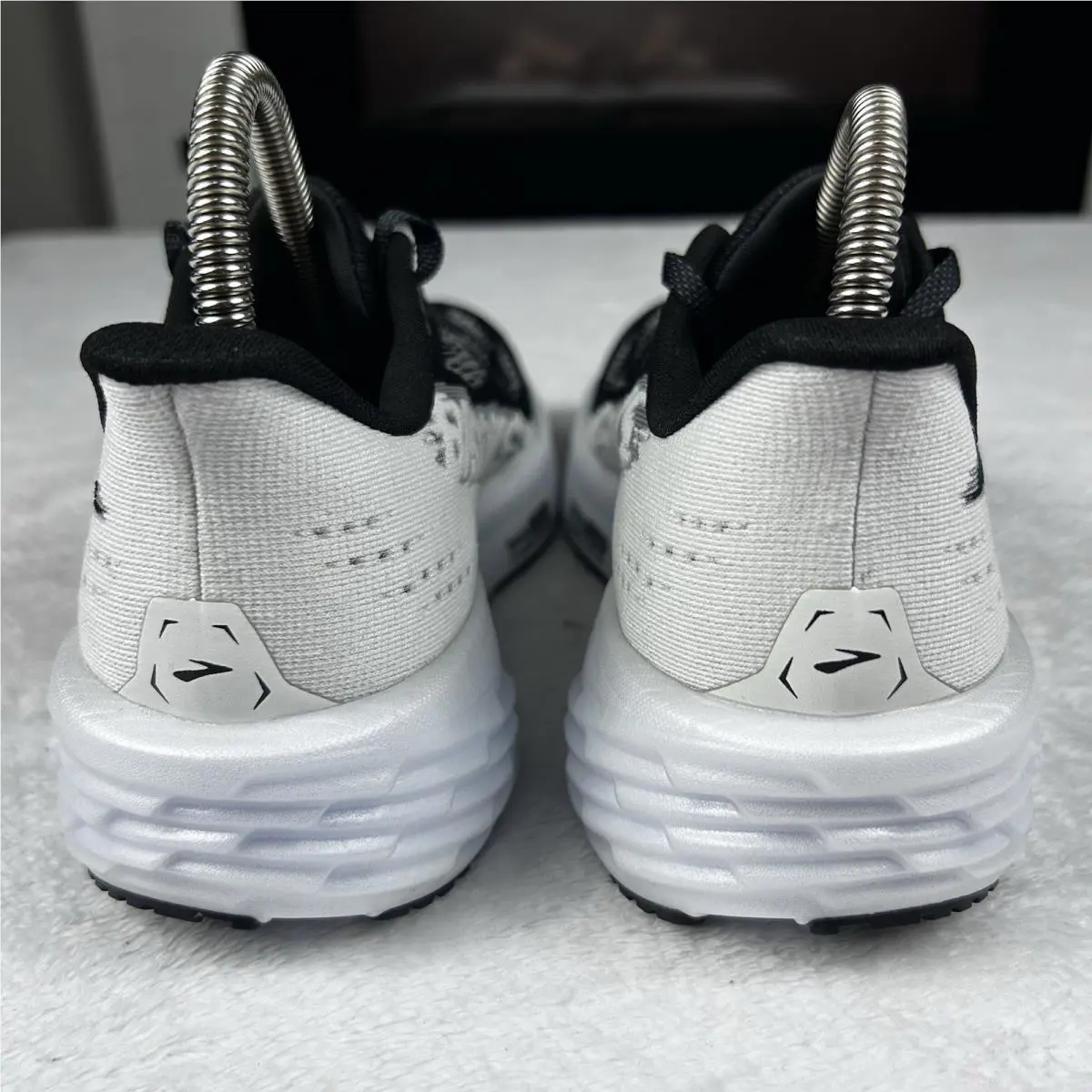 Brooks shoes - Launch - Launch - 120439 1B 087 - Black/White (UPC: 0195394588040) 10