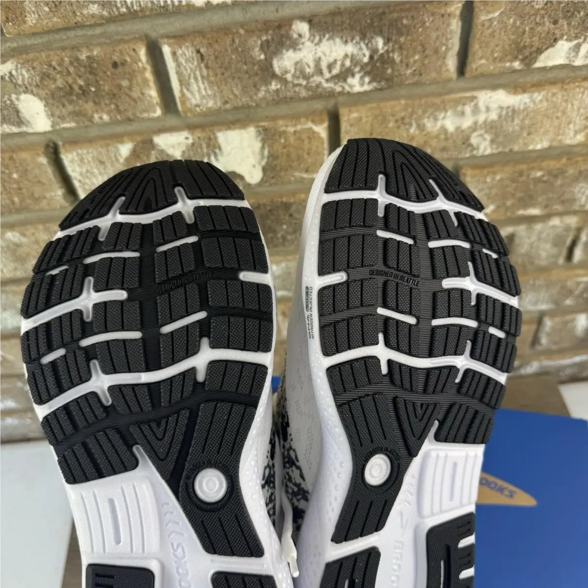 Brooks shoes - Brooks Ghost 16 - Ghost - 1204071B147 - White/ Oyster/ Lava/ Black 11