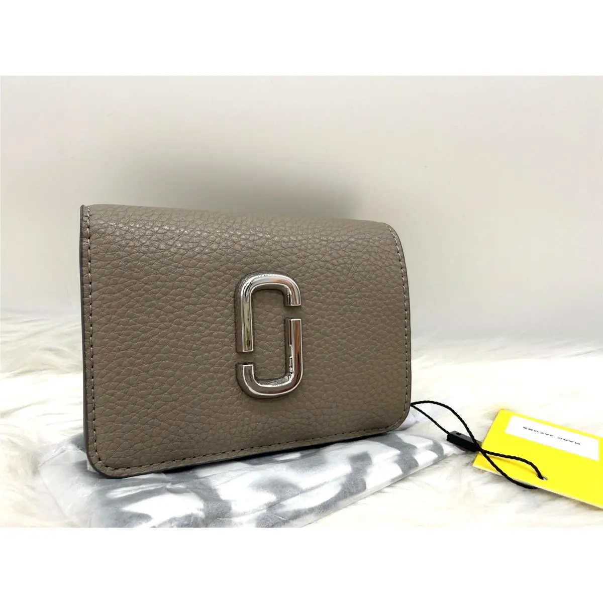 Marc Jacobs The Mini J Marc Compact Pebbled Leather Bifold Wallet-cement