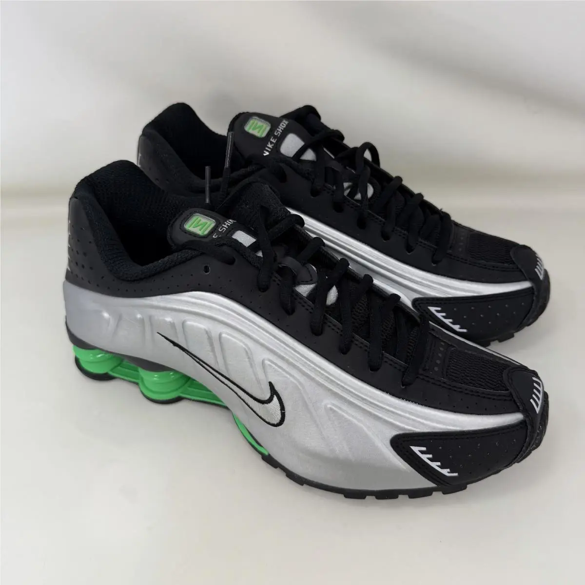 Nike Shox R4 Running Shoes Metallic Silver Black Green Men`s Size 9
