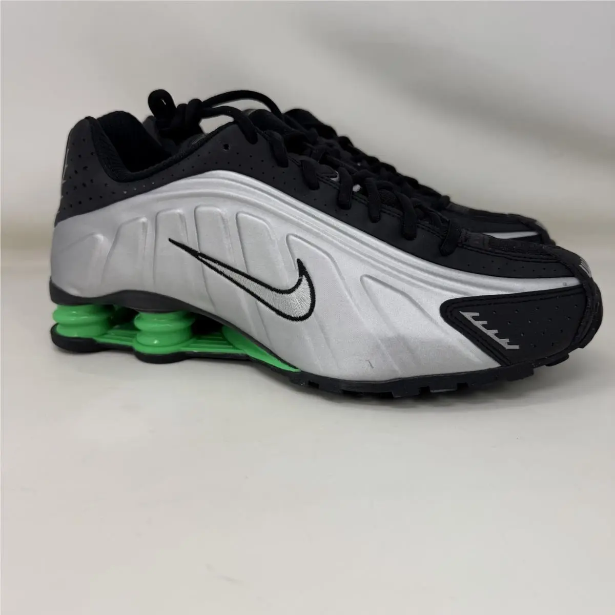 Nike Shox R4 Running Shoes Metallic Silver Black Green Men`s Size 9.5