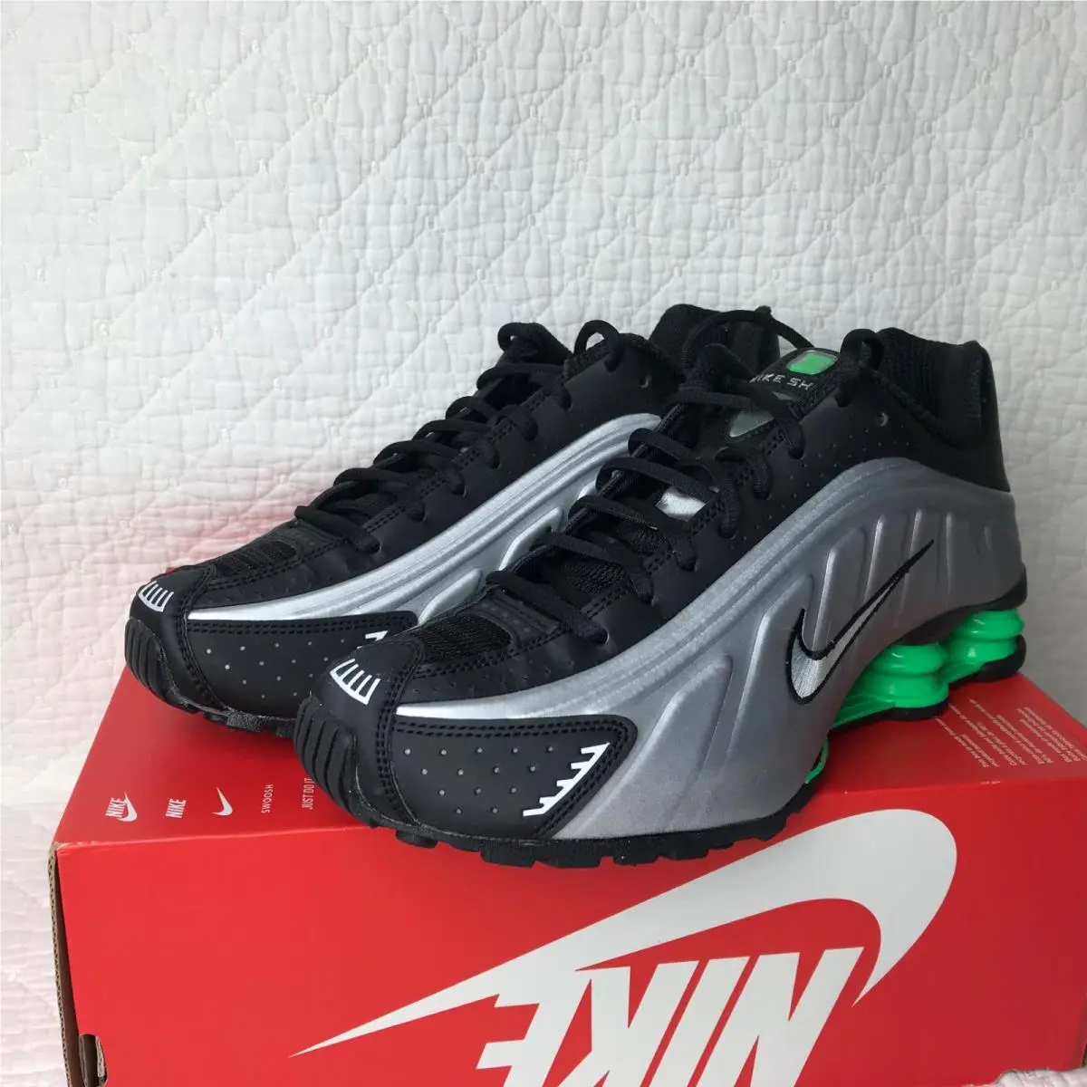 Nike shoes - Nike Shox R4 - Shox - HQ1988-006 - Metallic Silver green black 6