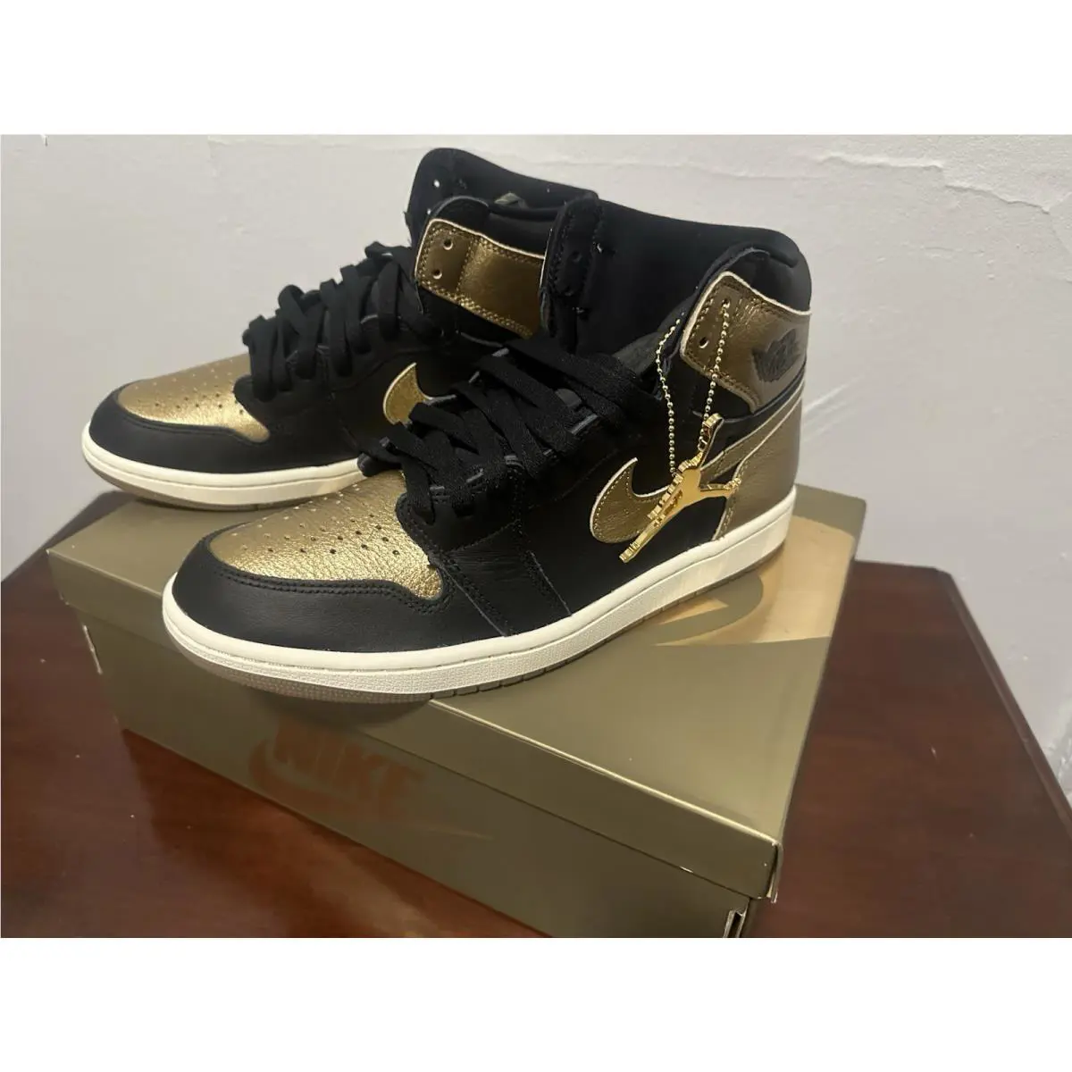 Nike shoes - Gold 4