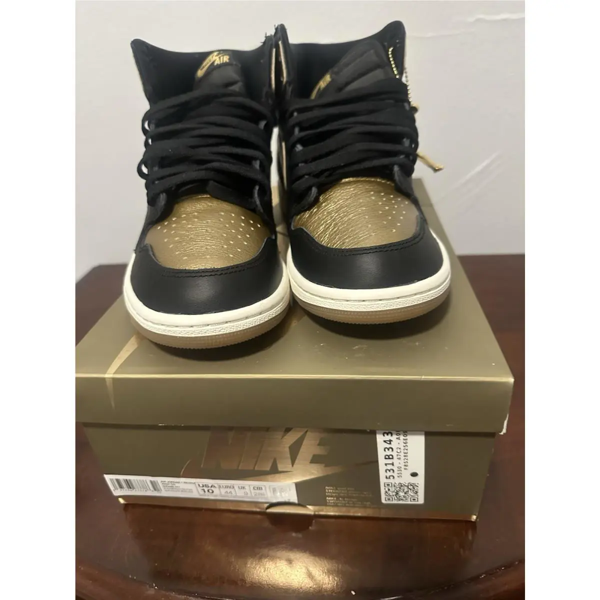 Nike shoes - Gold 5
