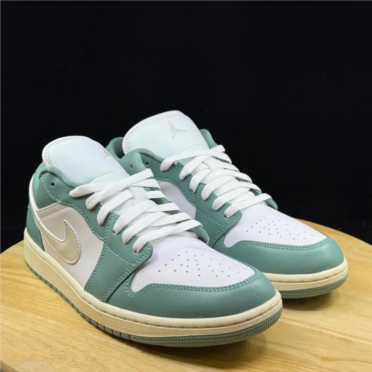 Nike shoes - White 2