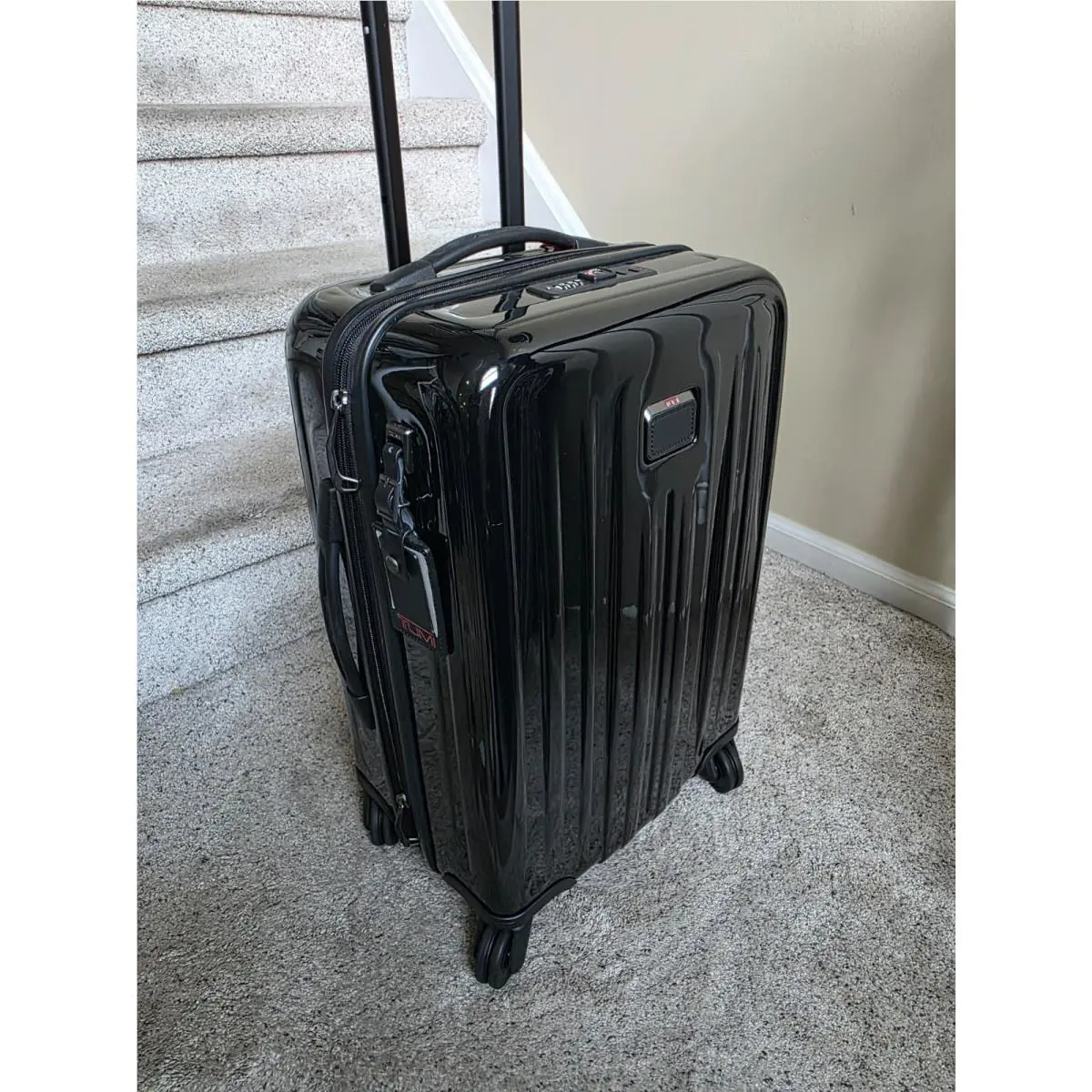 Tumi V4 22 International Expandable 4 Wheeled Carry-on in Black