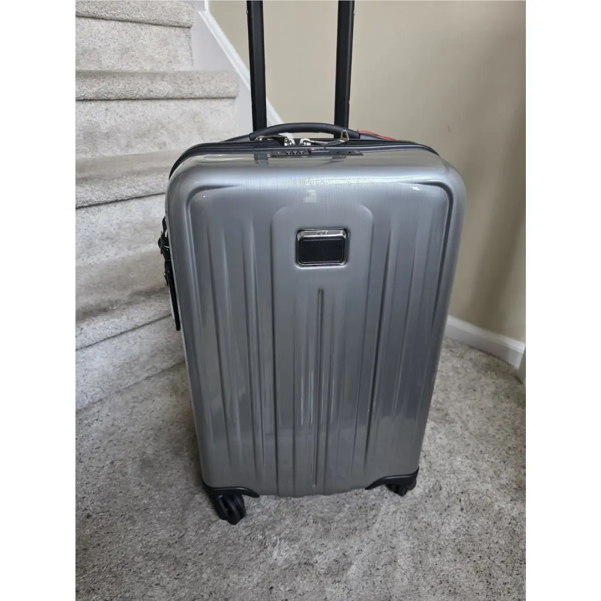 Tumi V4 22 International Expandable 4 Wheeled Carry-on in Silver