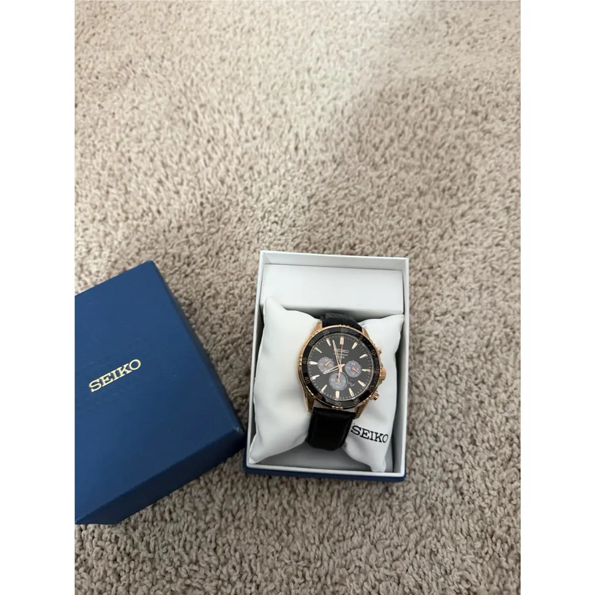 Seiko Men`s Chronograph Quartz Tachymeter Black Dial Gold Case Leather Strap