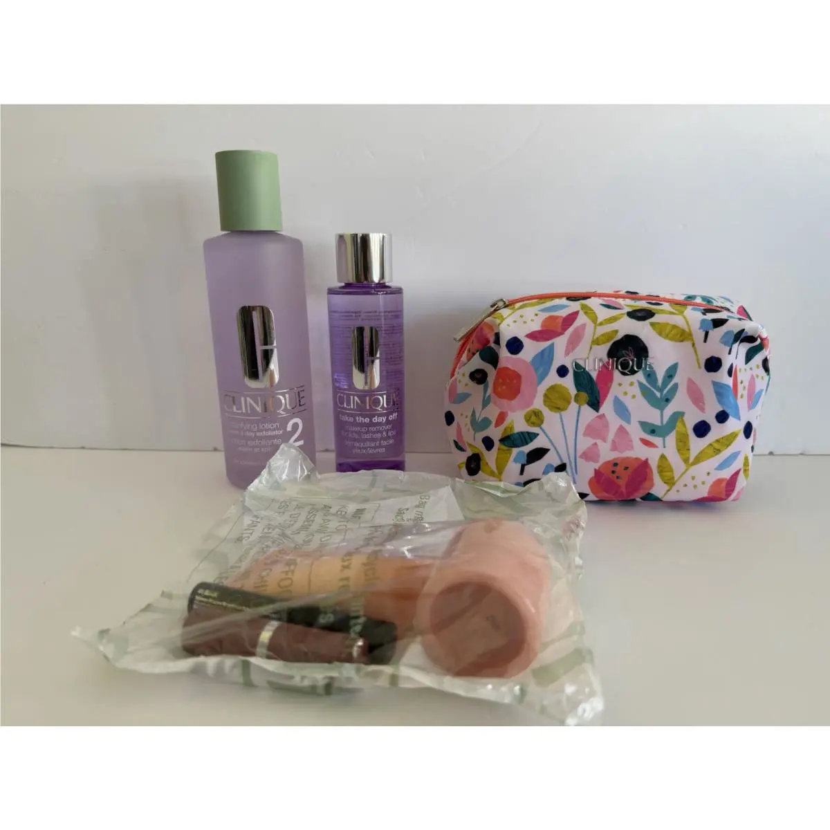 Clinique 8-Pc Skincare Makeup Travel Size Gift Set 2026 + 2 Step Up