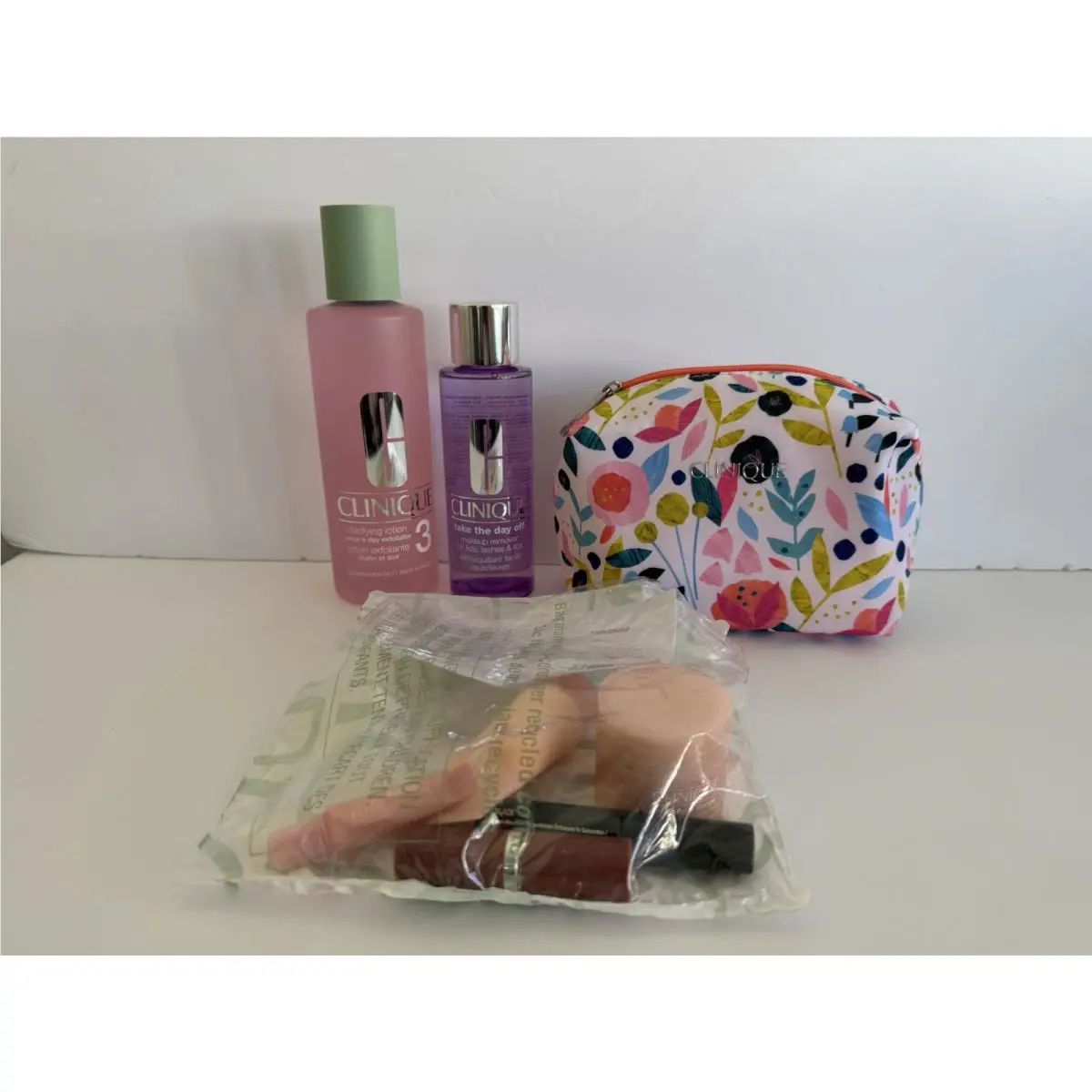 Clinique 8-Pc Skincare Makeup Travel Size Gift Set 2026 + 2 Step Up