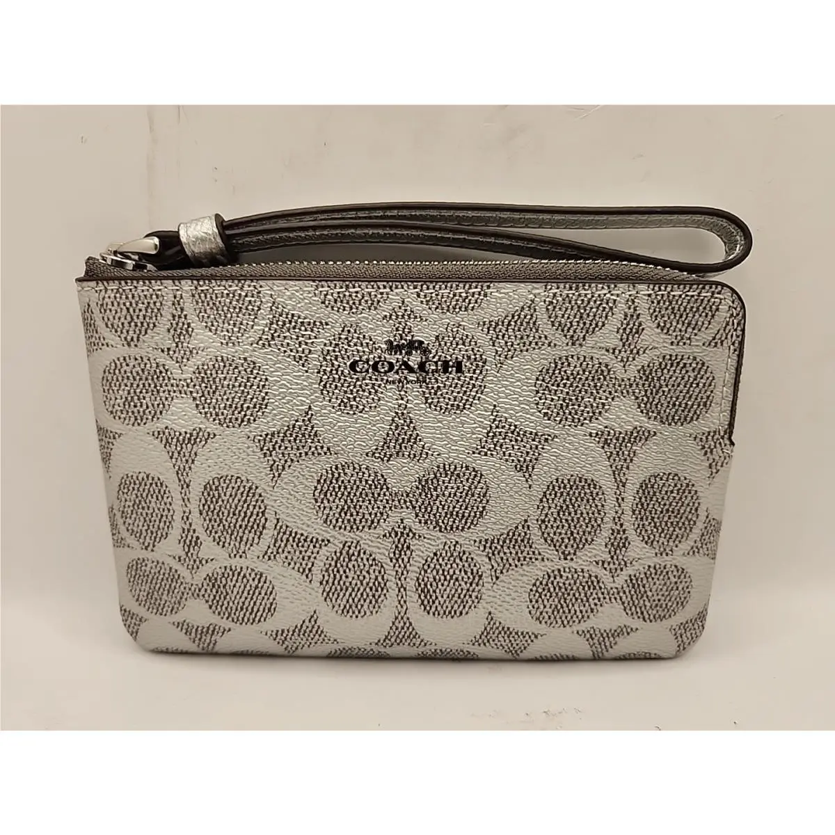 Coach Corner Zip Wristlet in Signature Canvas - Gray/silver CCK71
