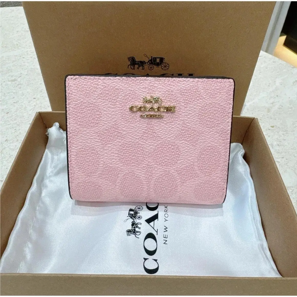 Coach Khaki / Snap CBN32 Wallet In Signature Canvas in Powder Pink