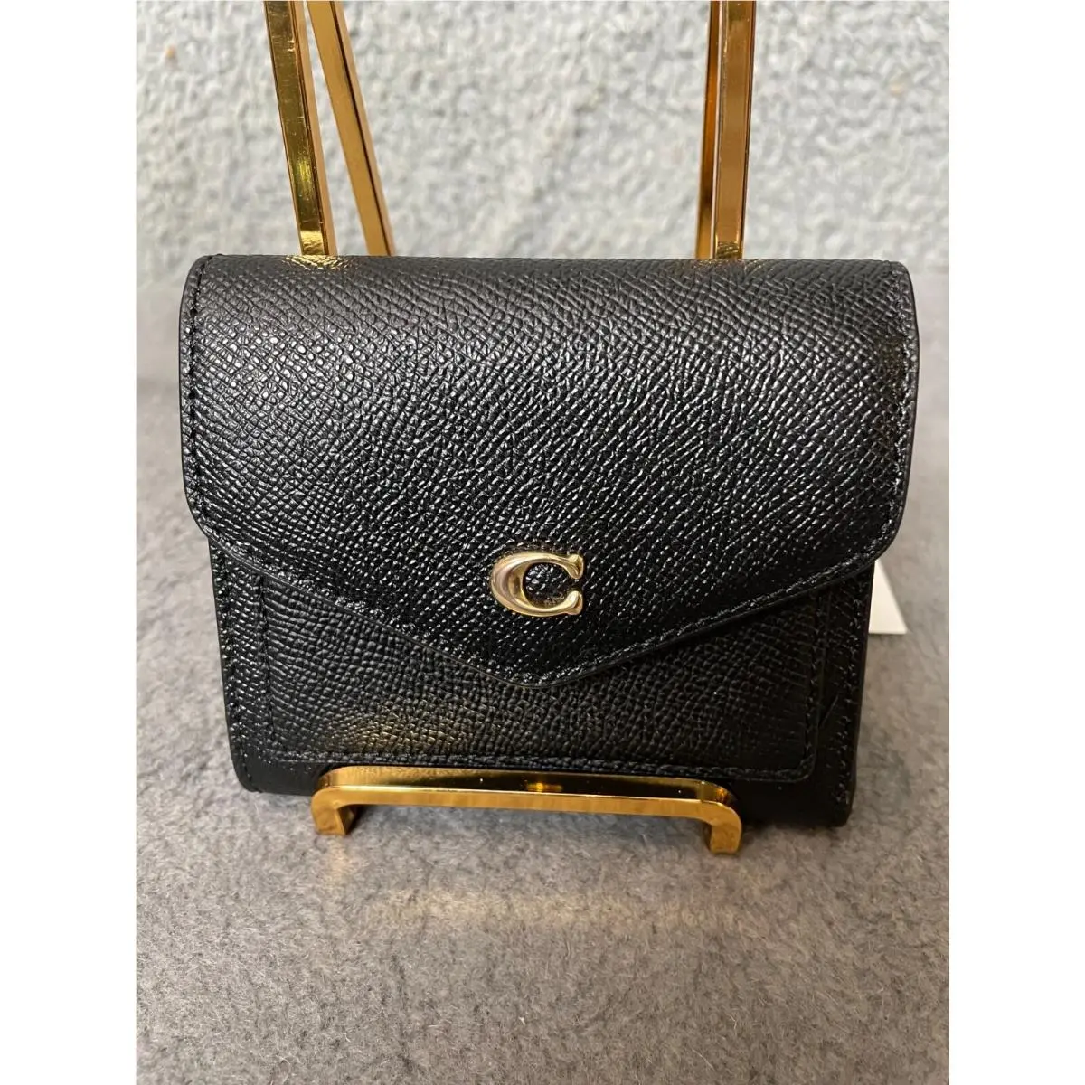 Coach Logo Closure Wyn Small Wallet Black Cross Grained Leather Gold Tone