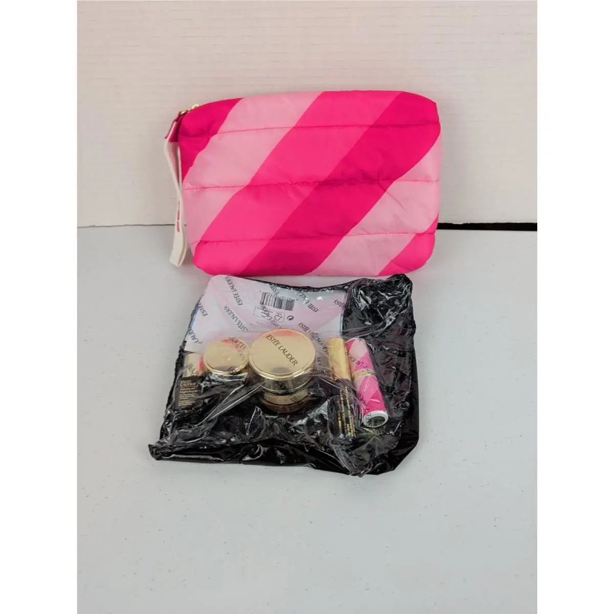 Estee Lauder Pink Striped Puffer Makeup Cosmetics W/ Sample Size Cosmetics Read