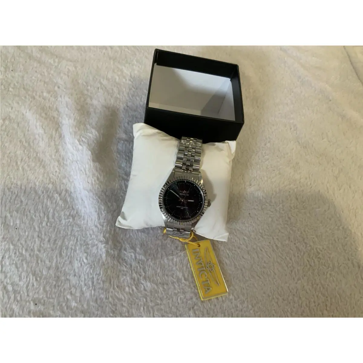 Mens Invicta Silver Watch. . Sku 2956