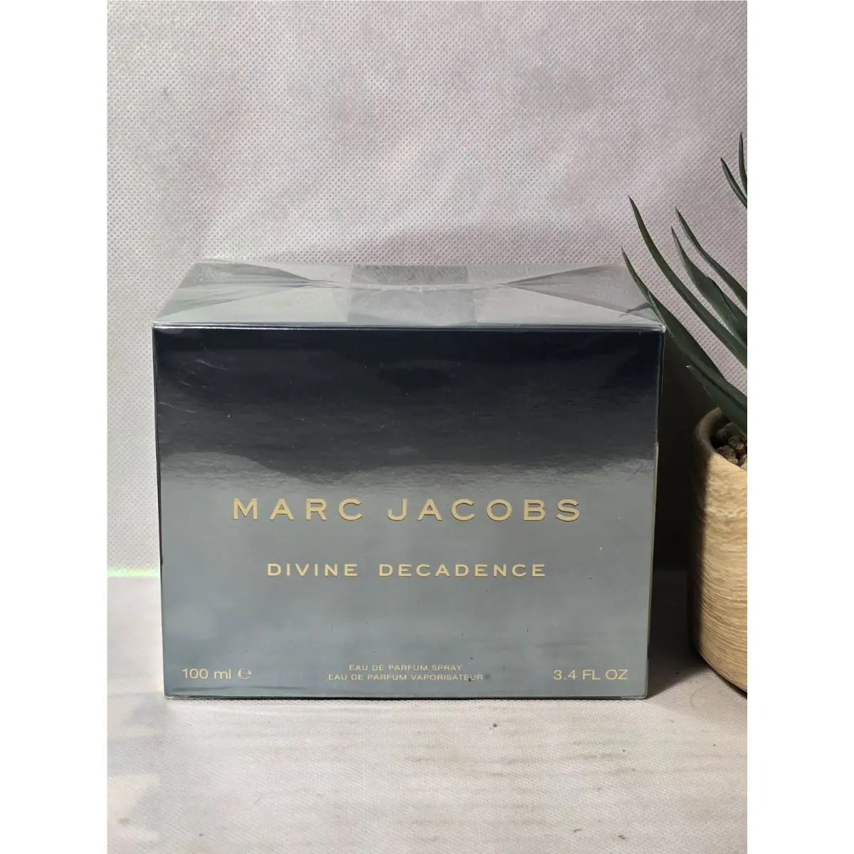 Marc Jacobs Divine Decadence Eau De Parfum Spray 3.4 oz / 100 ml For Women