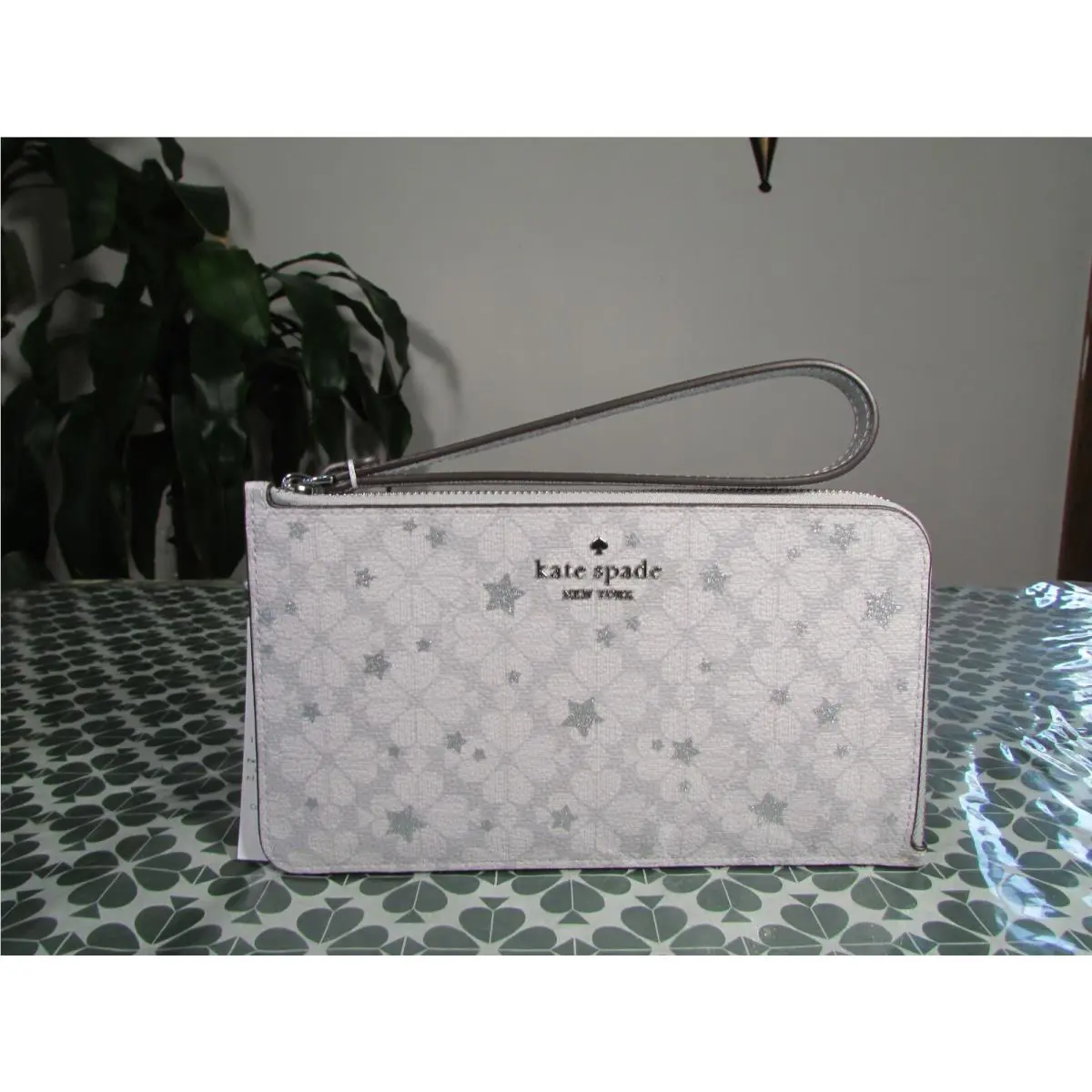 Kate Spade Spade Flower Star Toss Medium L-zip Wristlet KJ107 Platinum Grey