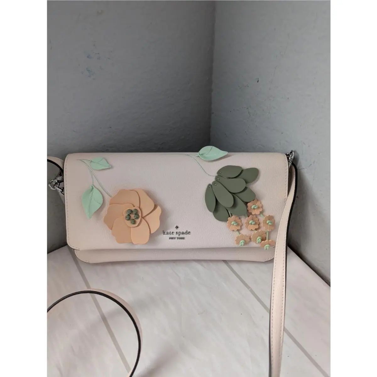 Kate Spade K0456 Ivy Floral Crossbody in Fresh Peach